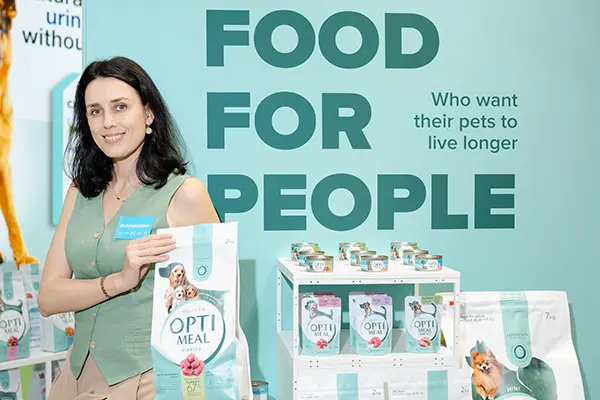 Lady holding a bag of pet food - Food for the people - who want their pets to live longer - Optimeal by Kormotech, updated concept for its super-premium brand.