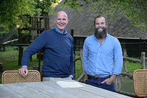 Haiko Zuidhoff (left), CEO of Orffa, together with Sam Elsom (right), CEO of Sea Forest, sign an exclusive and long-term distribution agreement and partnership
