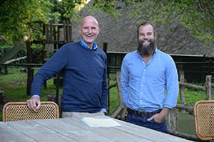 Haiko Zuidhoff (left), CEO of Orffa, together with Sam Elsom (right), CEO of Sea Forest, sign an exclusive and long-term distribution agreement and partnership